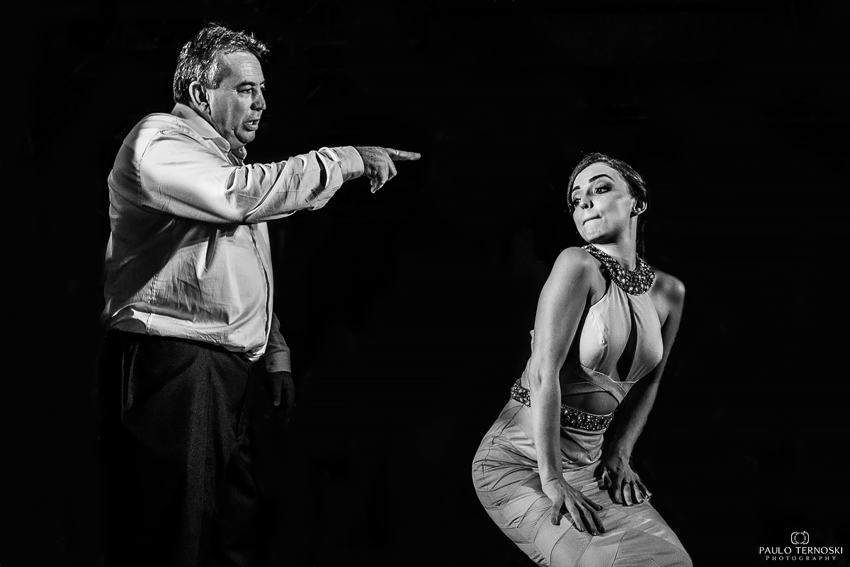 pai e irma do noivo no palco