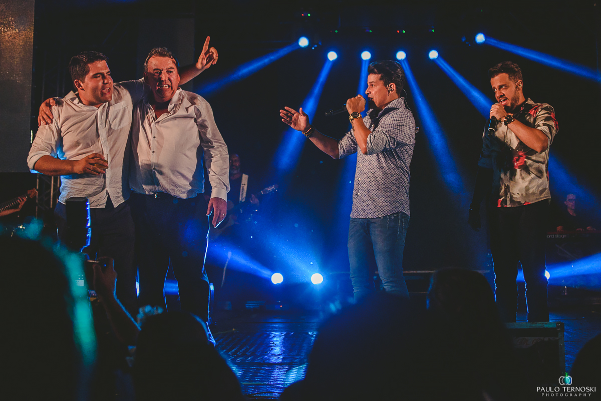 pai do noivo e o noivo no palco com joao neto e frederico