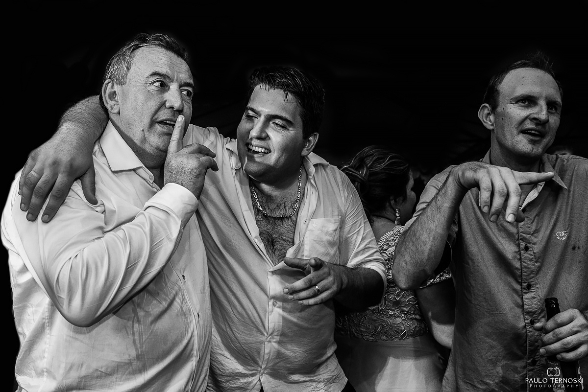 pai do noivo e o noivo na festa de casamento