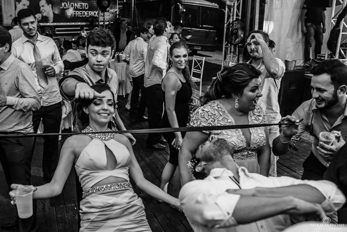convidados se divertindo na festa de casamento