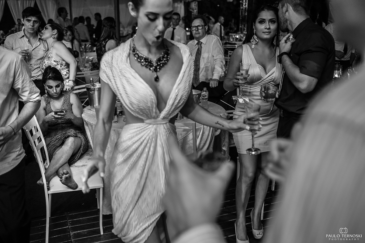 convidados se divertindo na festa de casamento