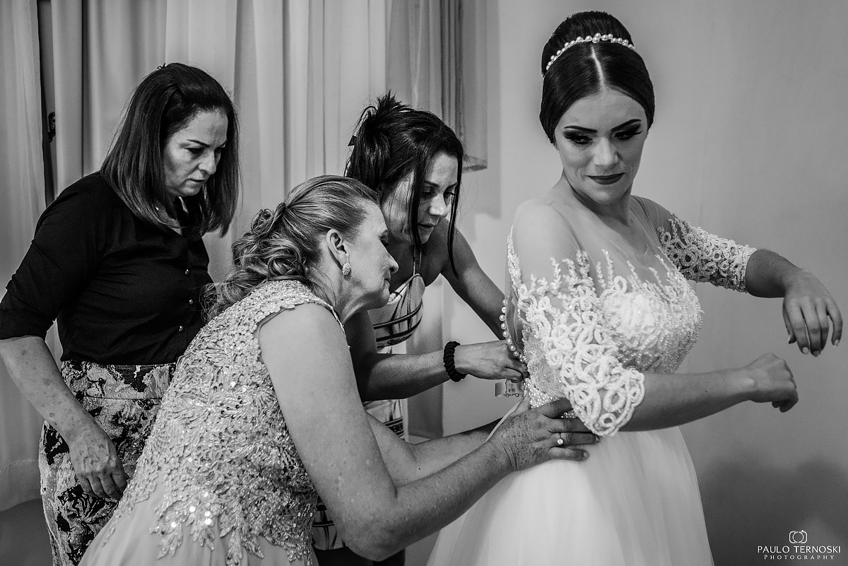 noiva fechando vestido
