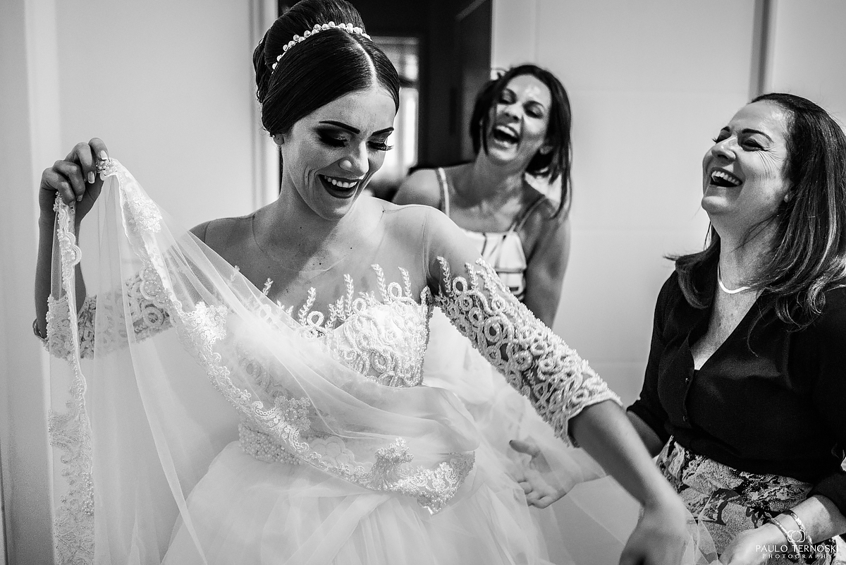 noiva feliz com o vestido