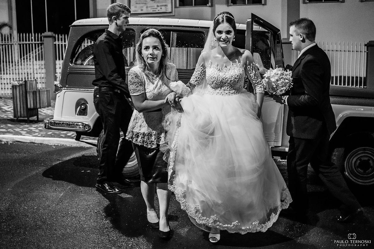 noiva chegando na igreja