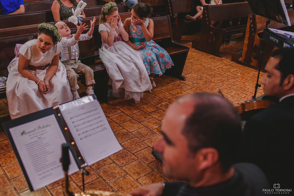crianças brincando na igreja