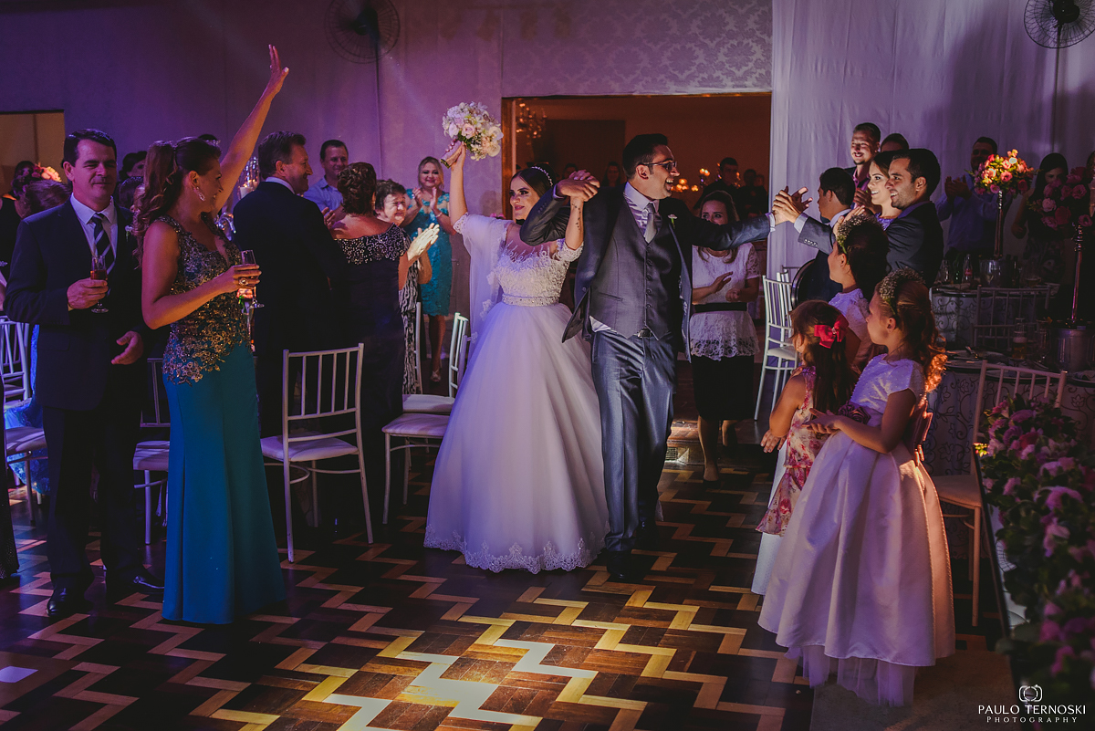 chegada dos noivos na festa