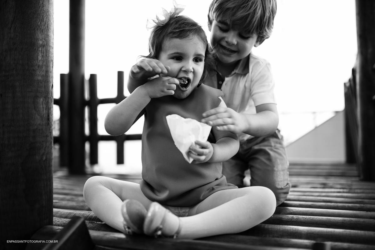 criança comendo