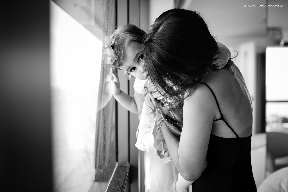 criança no colo da mãe