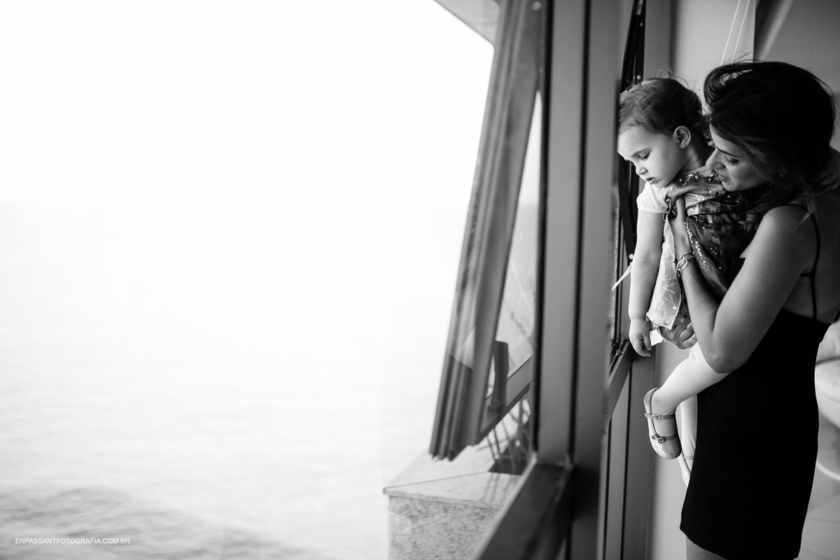 criança no colo da mãe