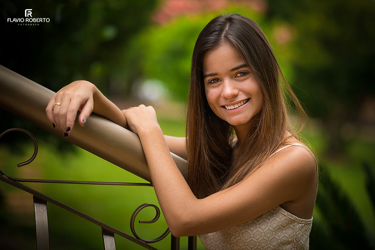 modelo sorrindo durante ensaio fotográfico