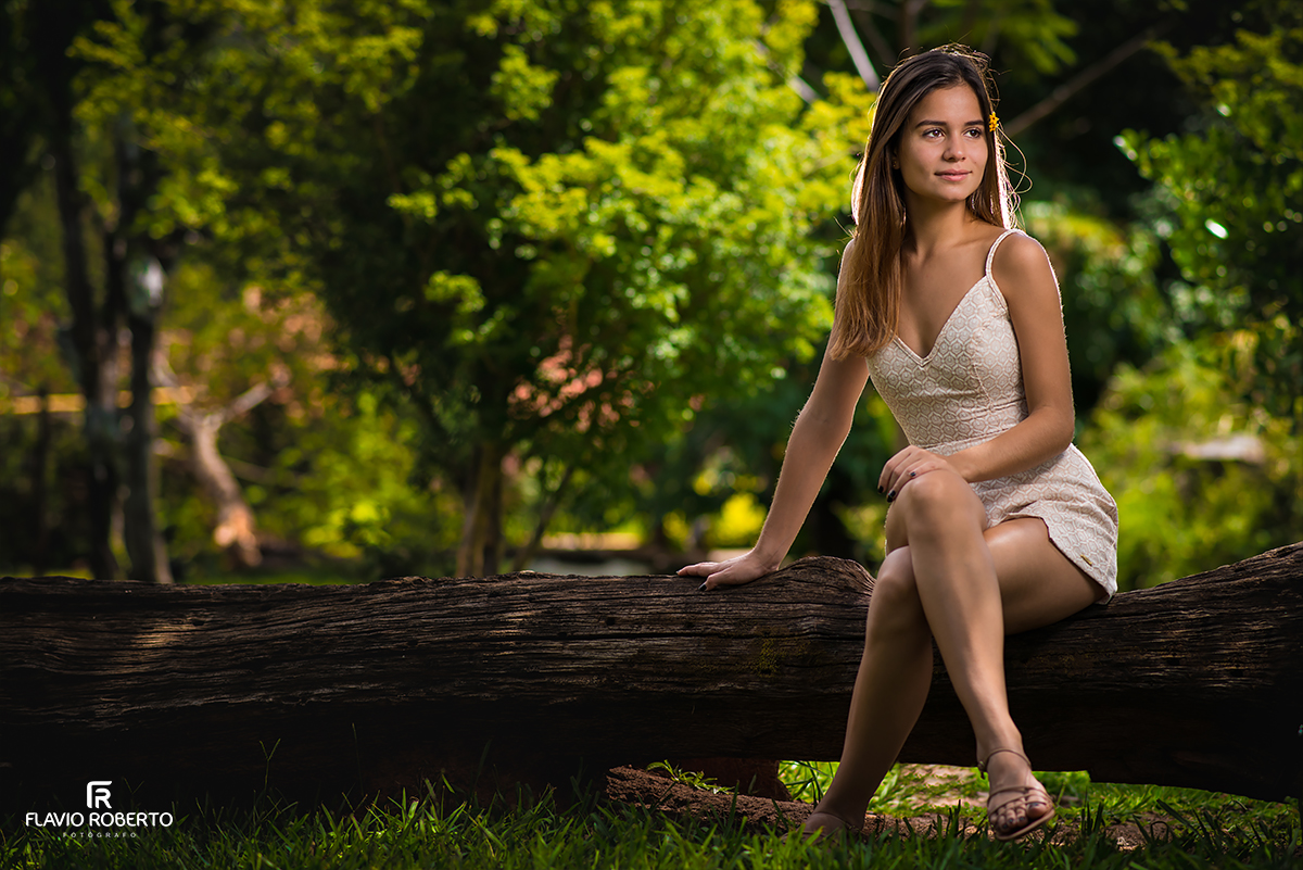modelo sentada na árvore