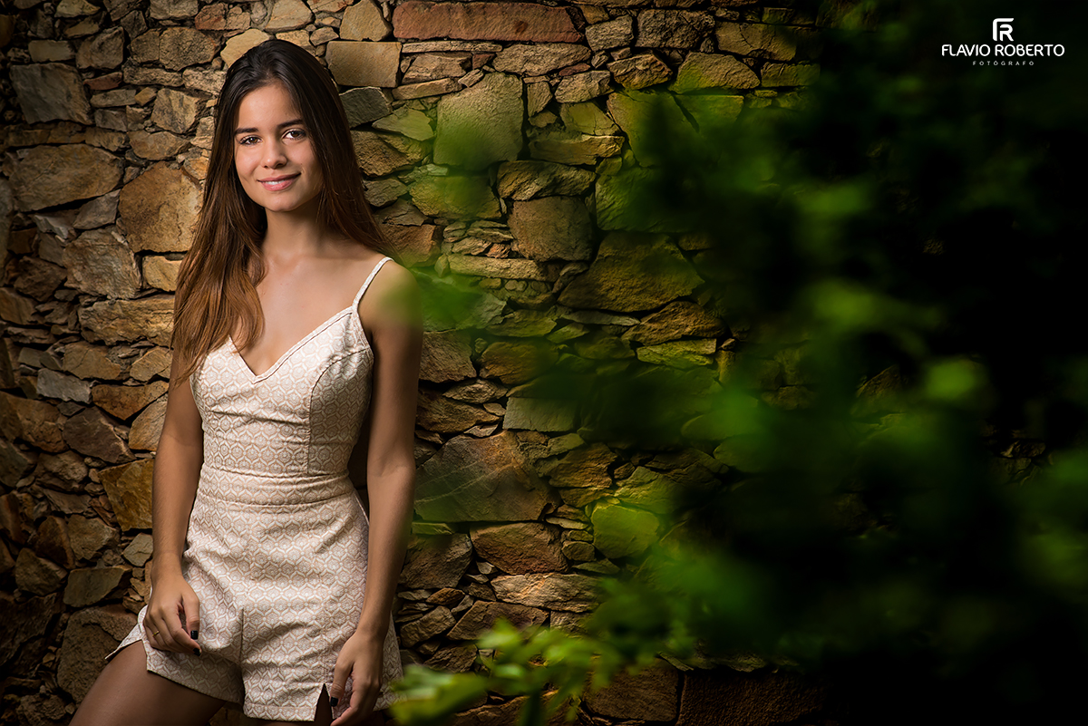 modelo encostada na parede