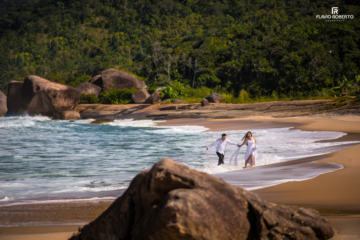 Noivos correndo na praia em Trindade-RJ