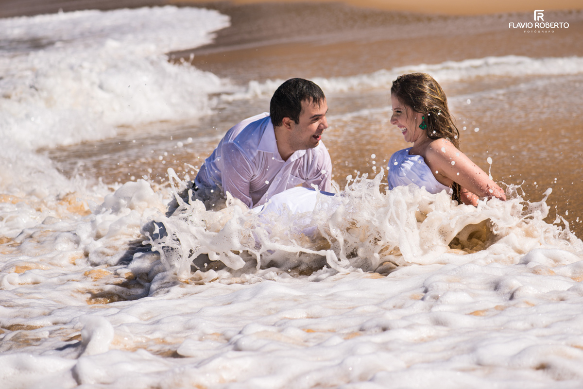 casal curtindo na praia