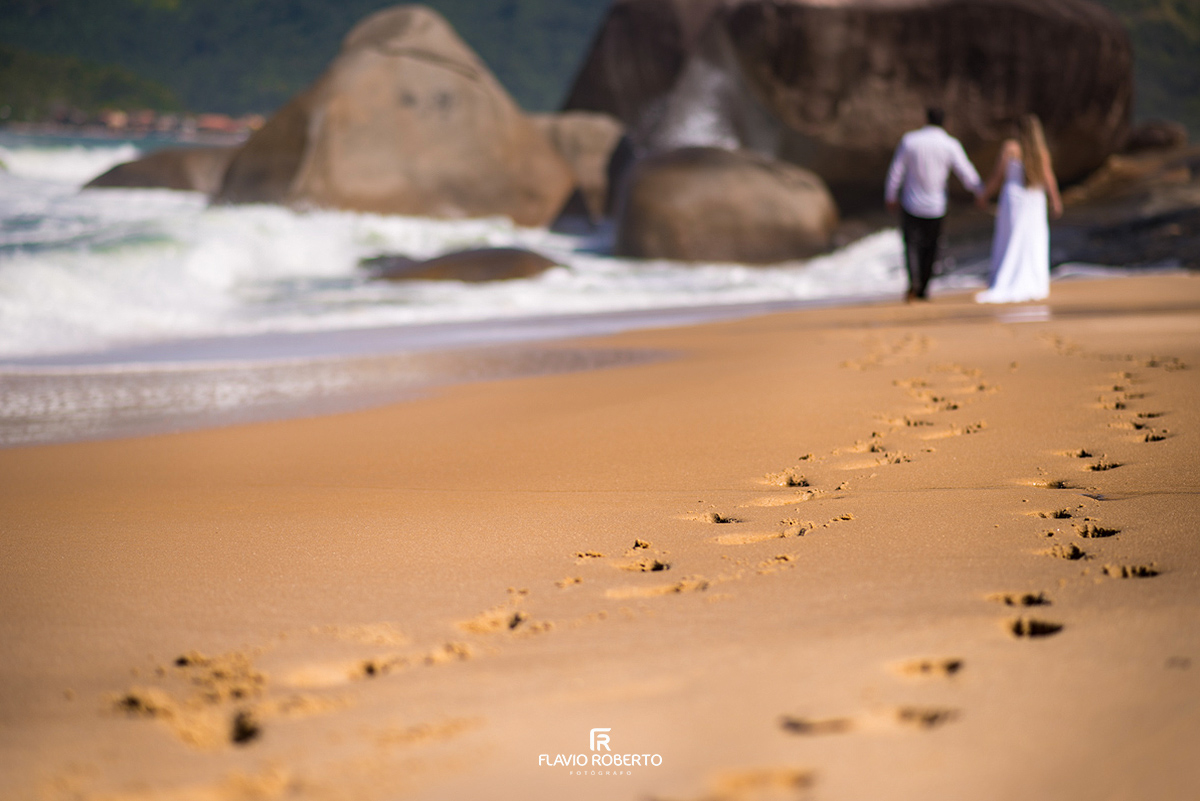 noivos caminhando na praia
