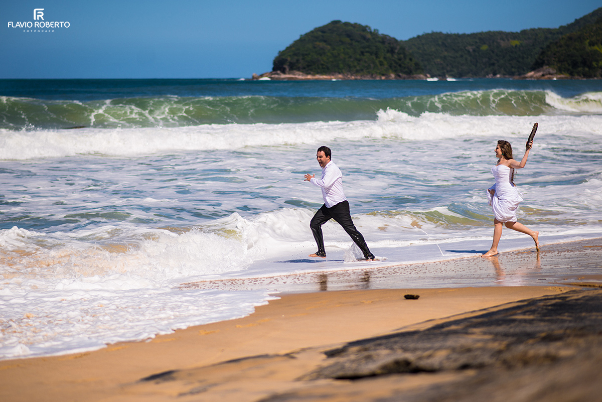 Noiva correndo atrás do Noivo na praia