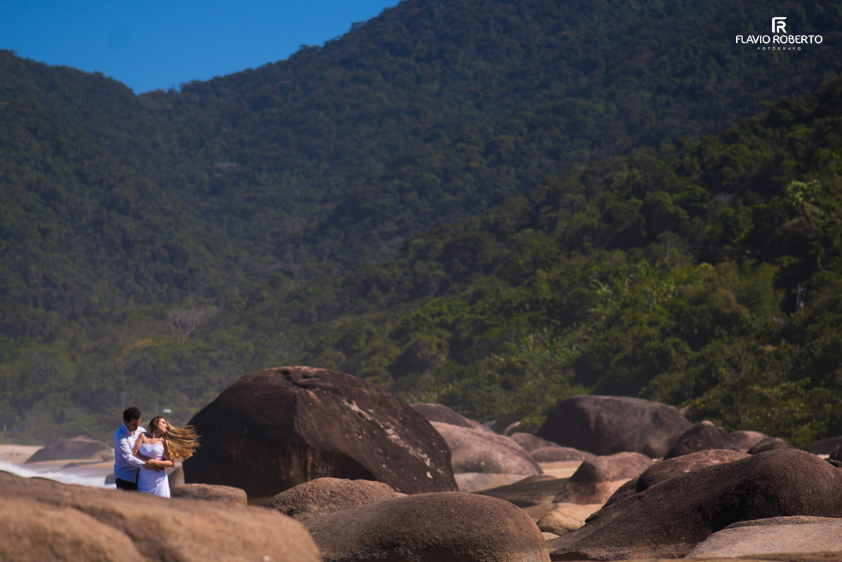 Trash the dress em Trindade noivos nas pedras
