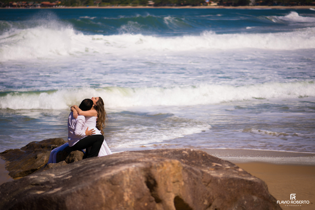 casal se beijando na praia trash the dress