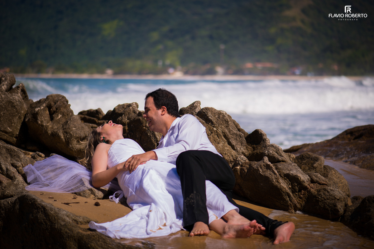 noivos deitados na praia durante Trash the dress