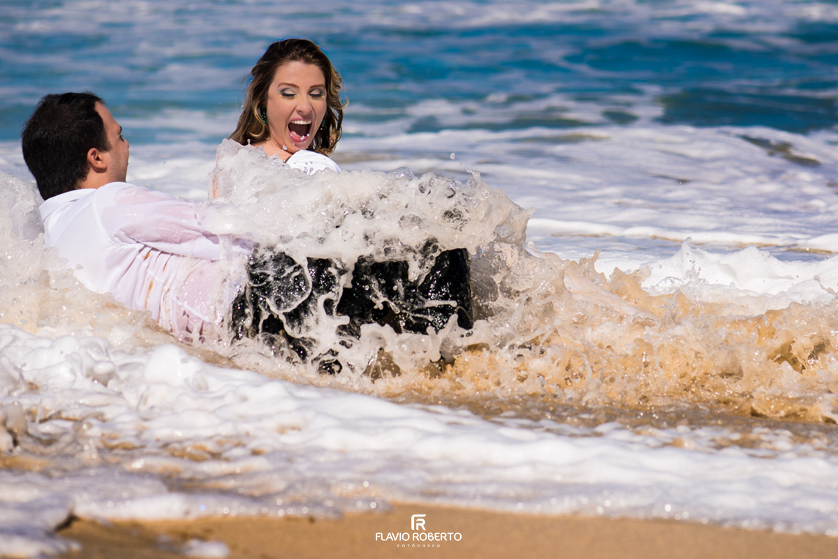 noivos brincando na praia