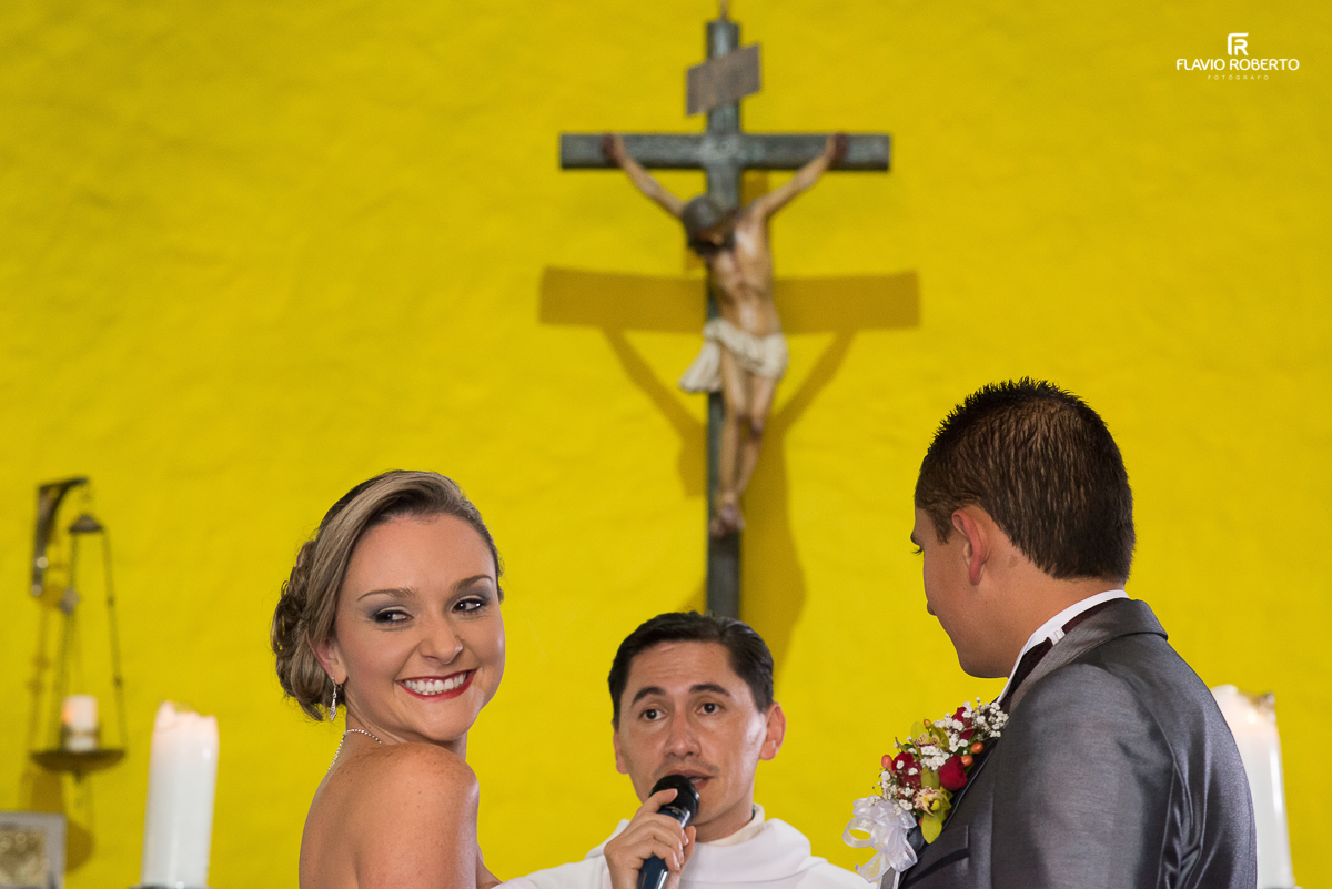 padre falando com os noivos na cerimonia