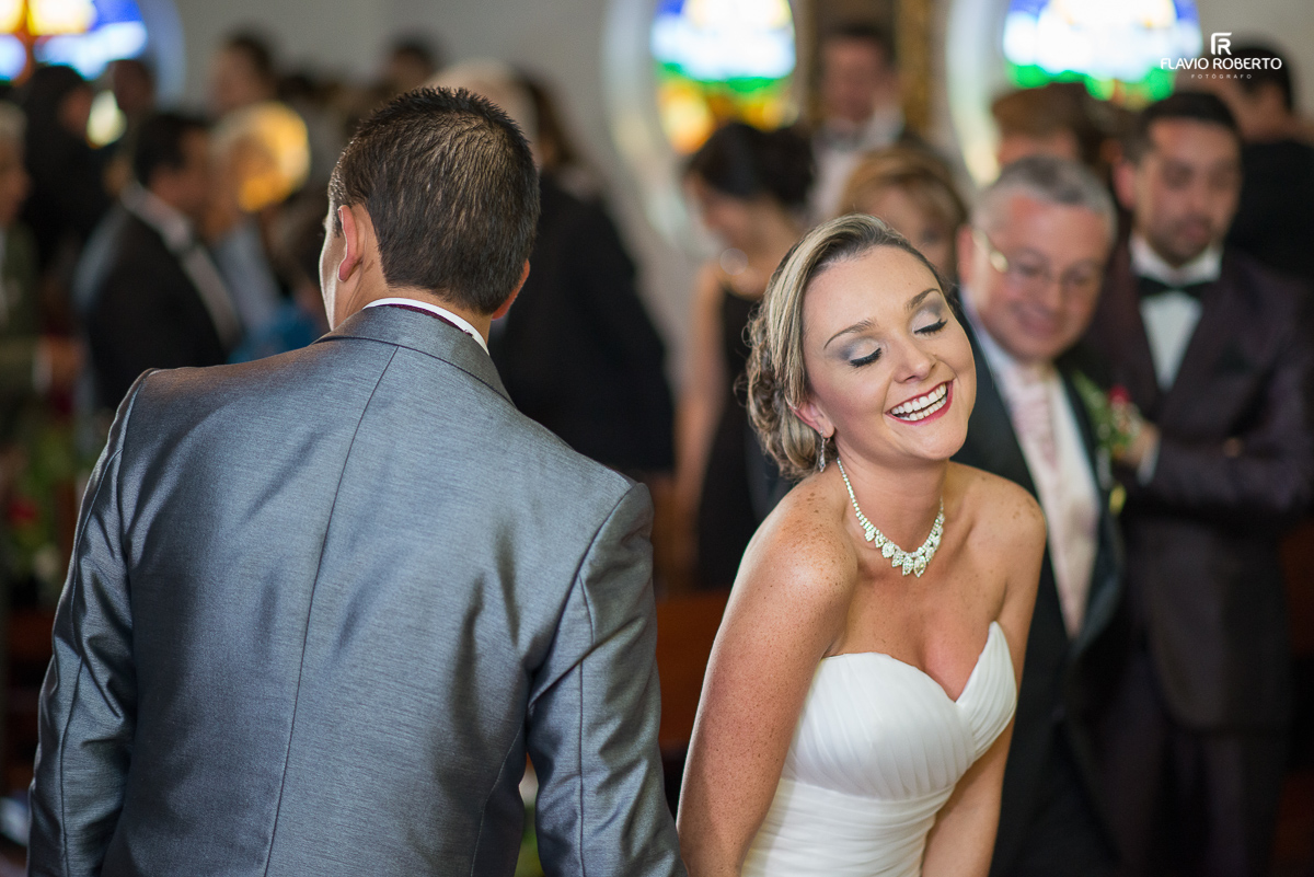 noiva rindo durante o casamento