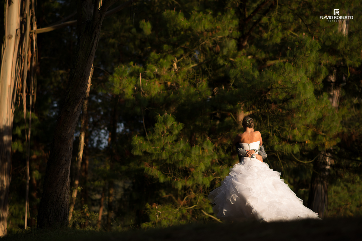 casal de noivos brincando no bosque