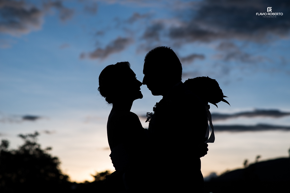 silueta do casal no anoitecer
