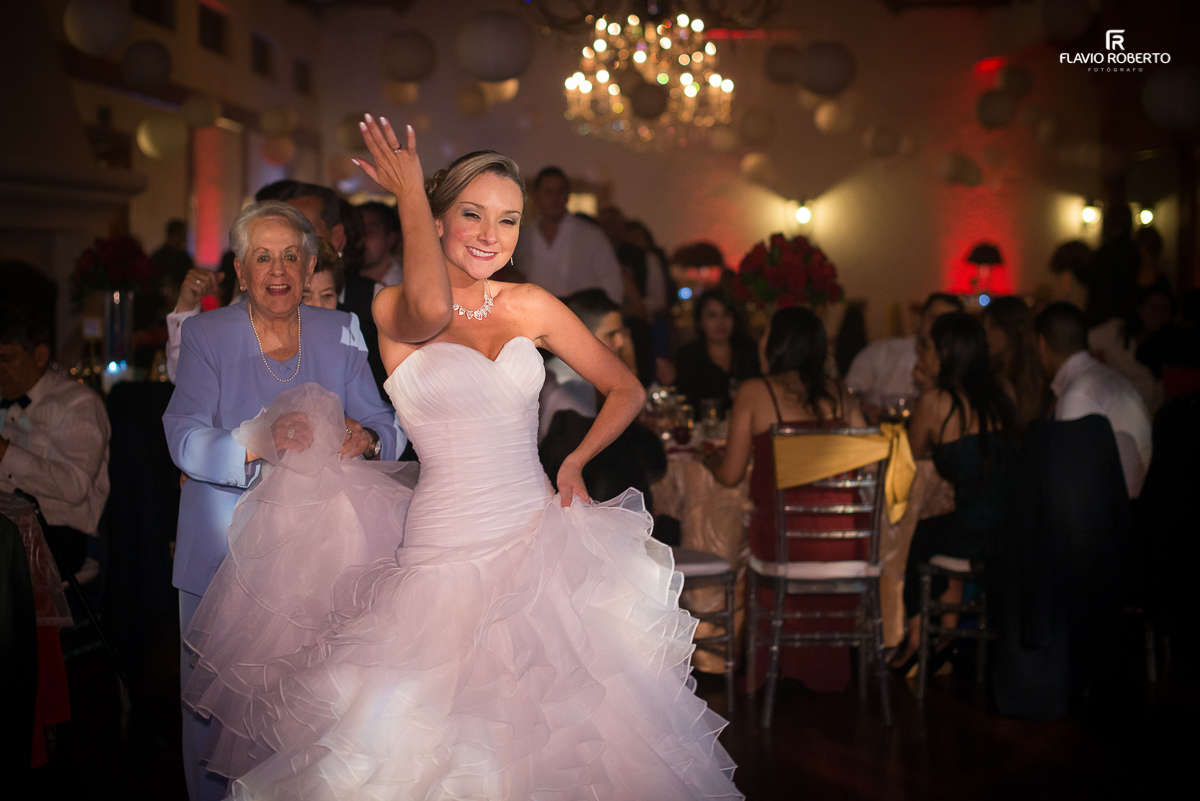 noiva com a avó dançando na festa