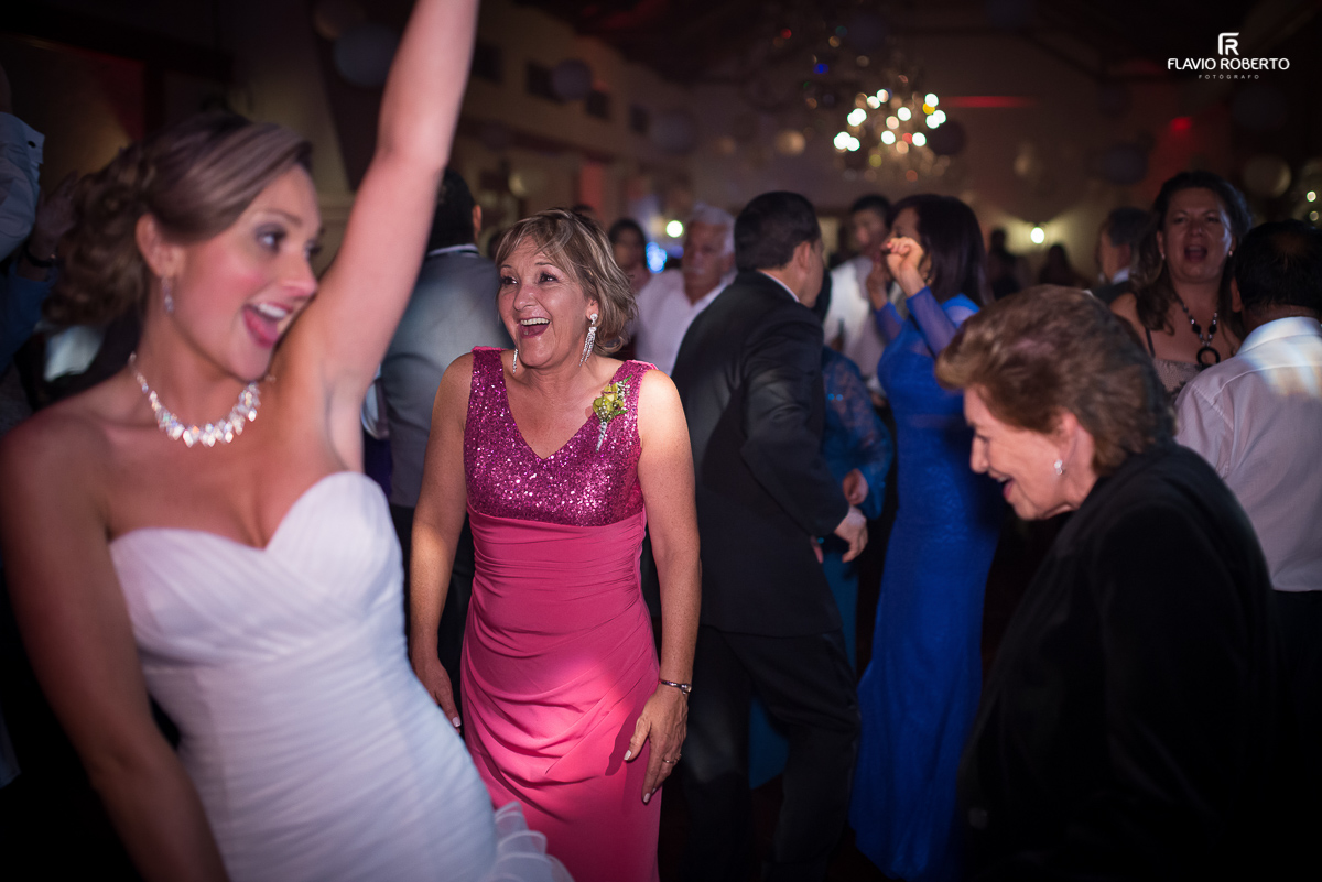 noivas feliz dançando da festa de casamento