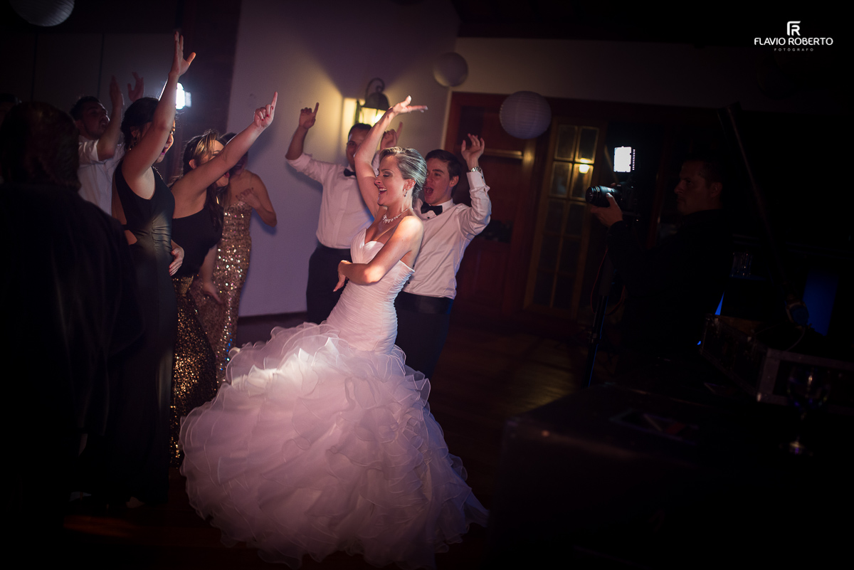 noiva dançando com seus amigos no casamento