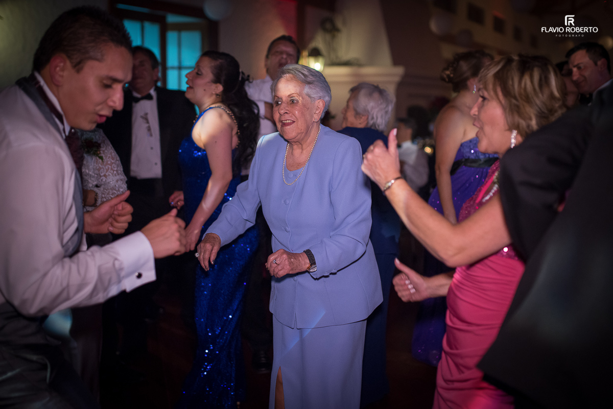 avó dançanco com o noisvo no casamento