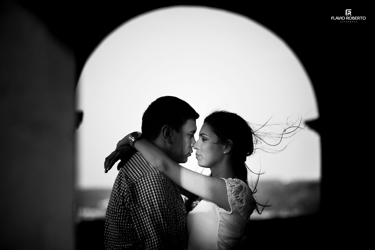 casal de namorados se abraçando no pre wedding