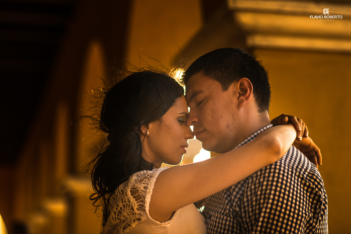 casal romantico juntinhos se abarçando