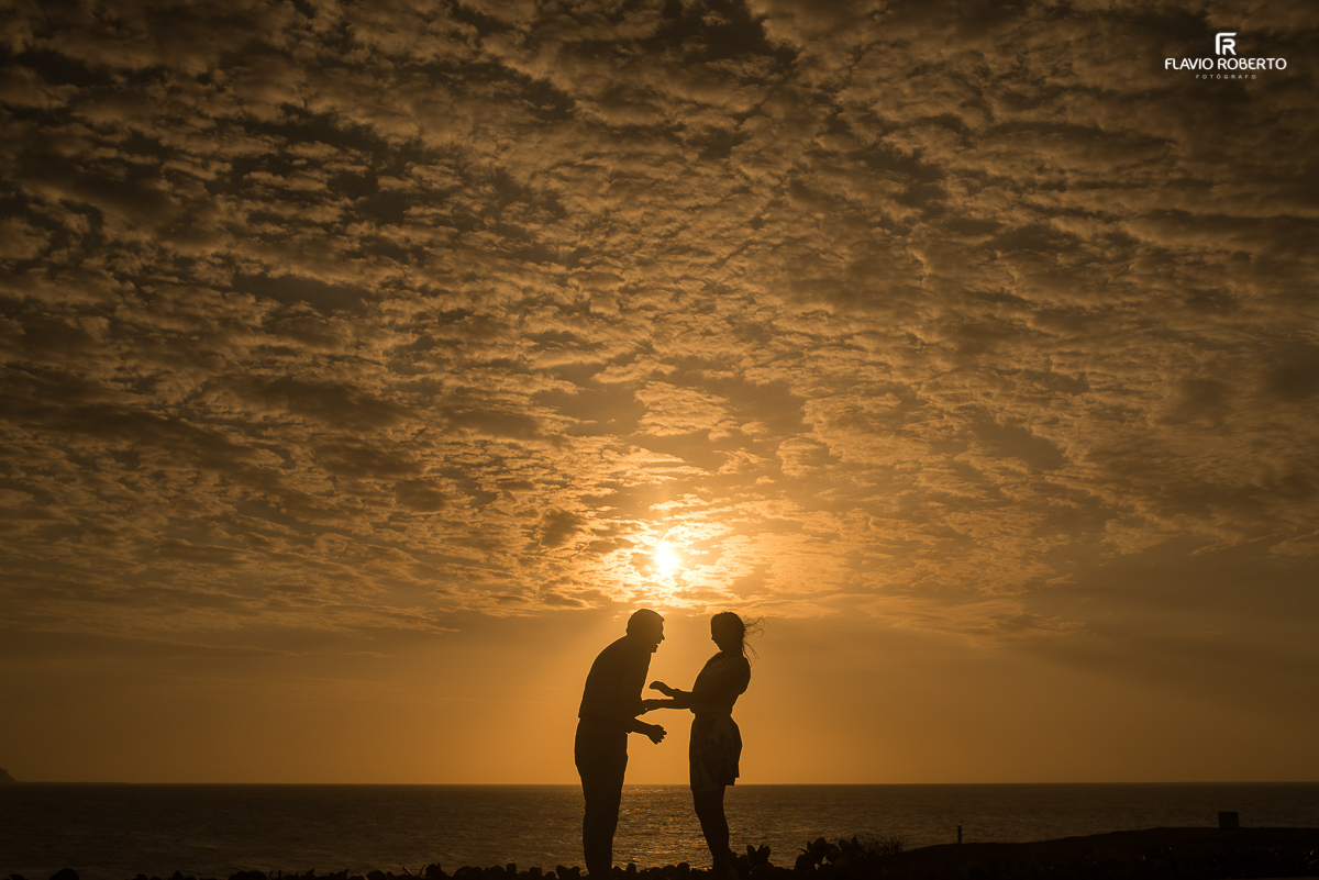 silueta do casal de namorados durante lindo por do sol