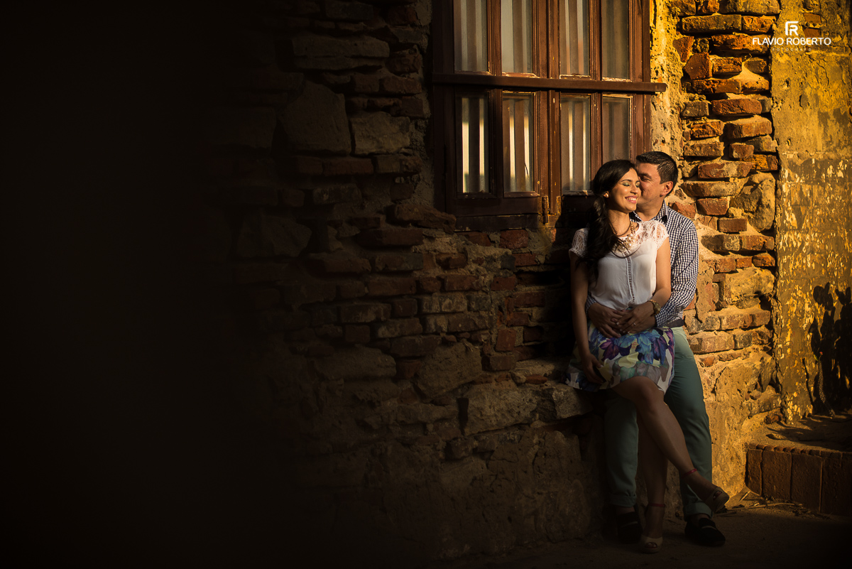 casal se abarçando nas ruínas do castelo