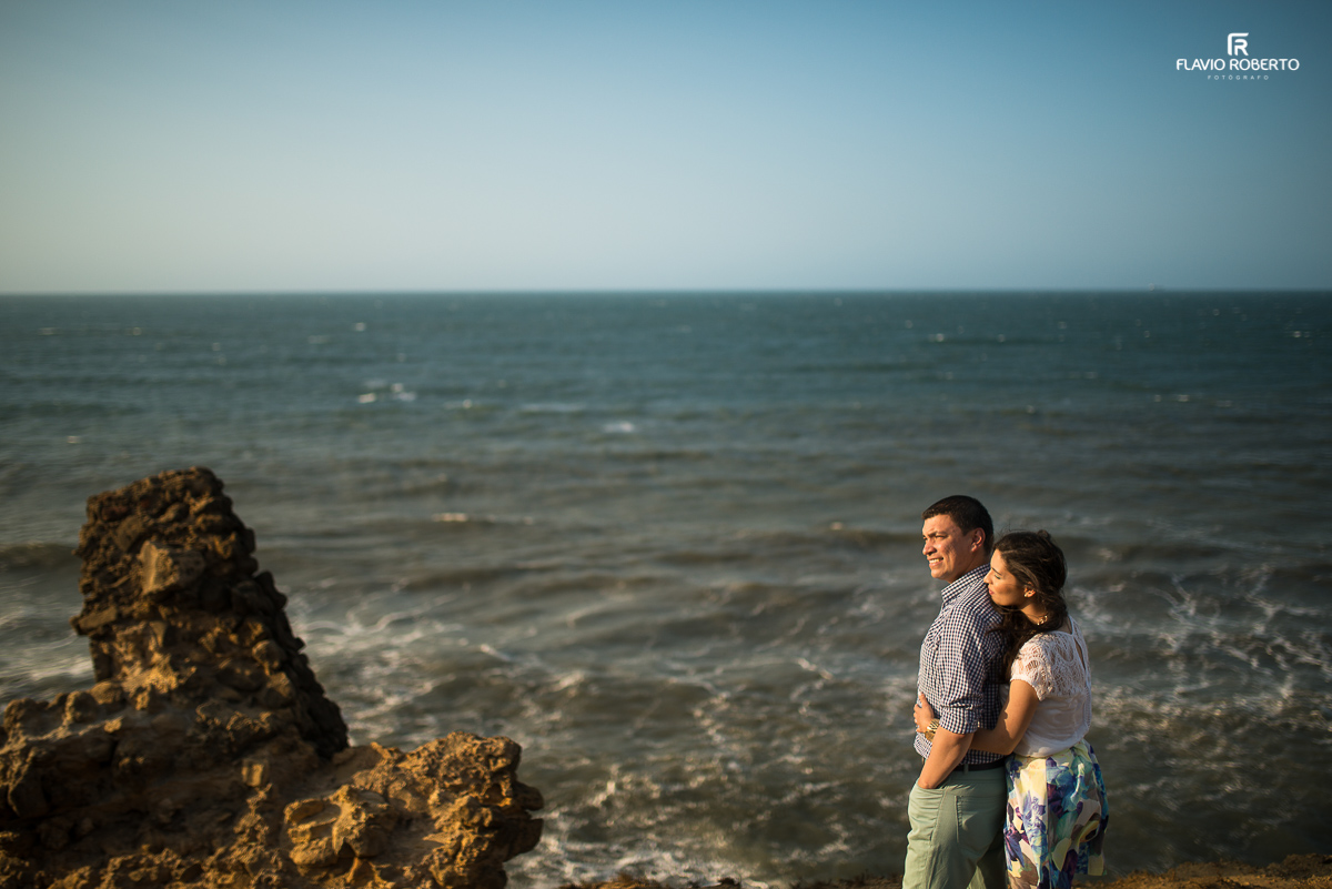 casal na beira do mar durante o por do sol