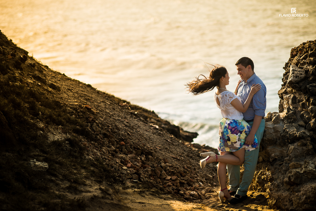 casal namorando na beira do mar