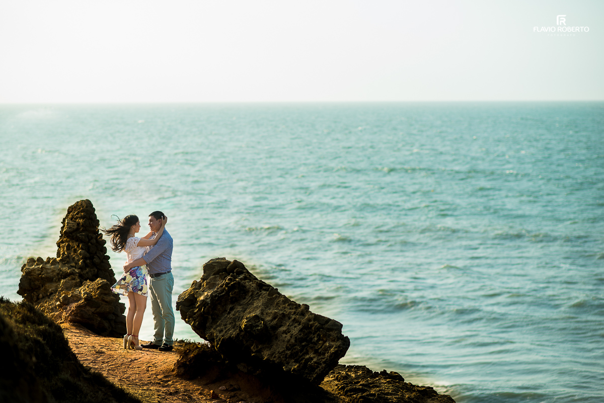 casal abraçado pero no mar cristalino
