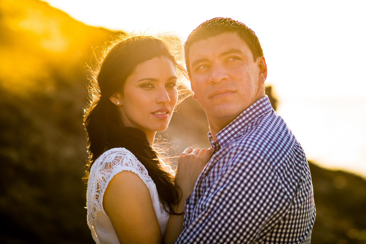 lindo casal olhando o ceu durante o atardecer