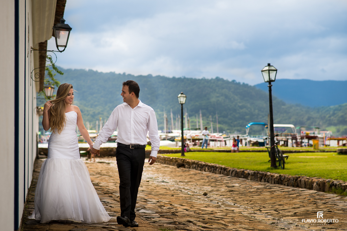 Casal caminhando em Paraty;RJ