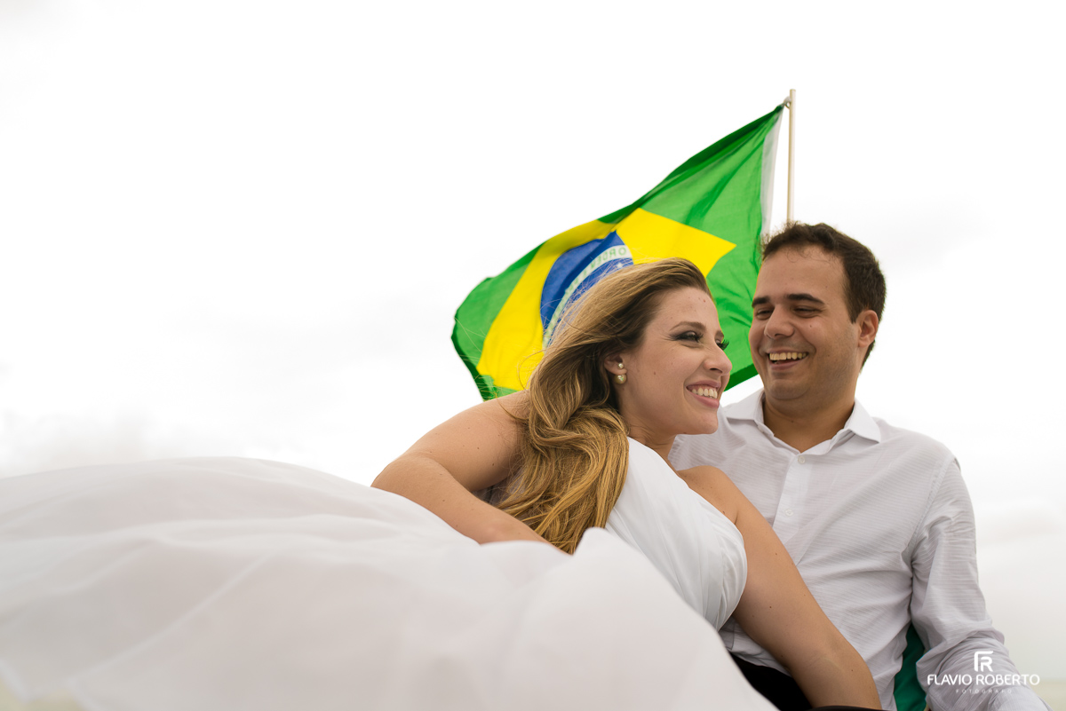 Casal de brasileiros em passeio de barco