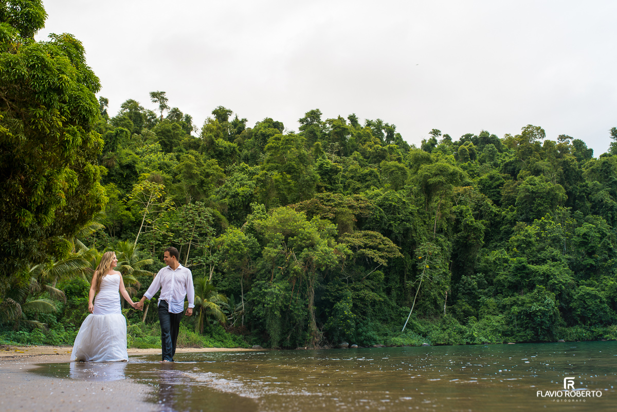 casal caminhando na praia