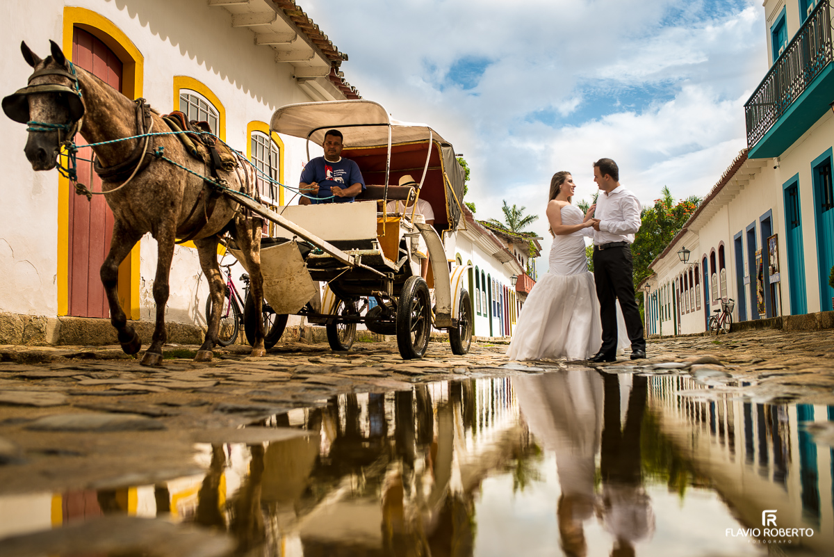 Casal no Centro Historico de Paraty