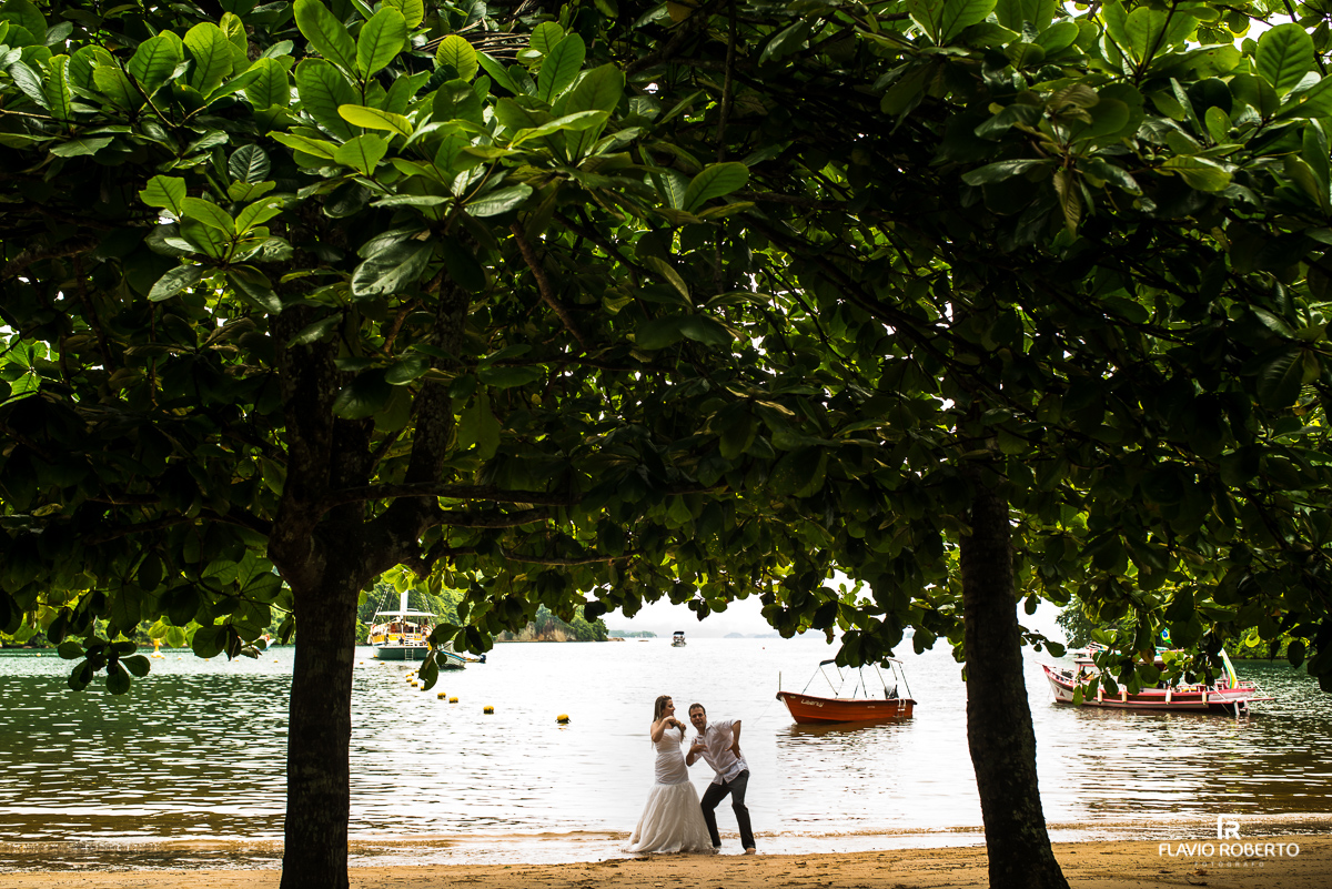 Casal de esposos na ilha