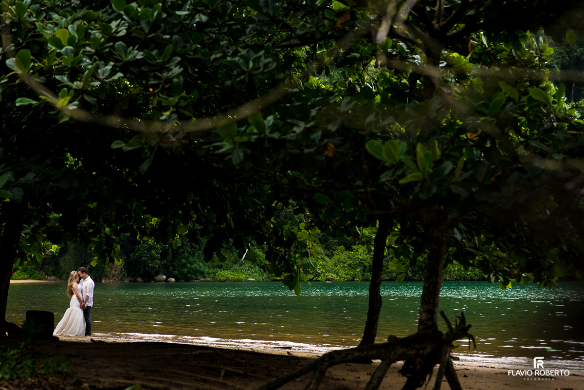 casal se beijando na ilha paradisiaca