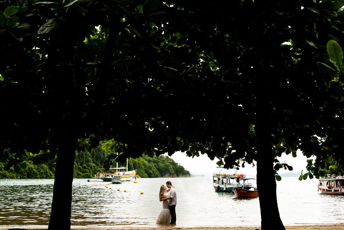 casal esperando seu barco na Ilha