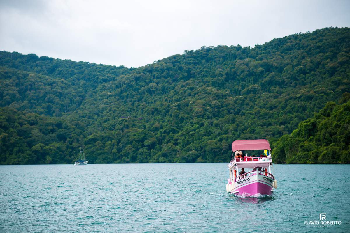 Barco no mar de Paraty
