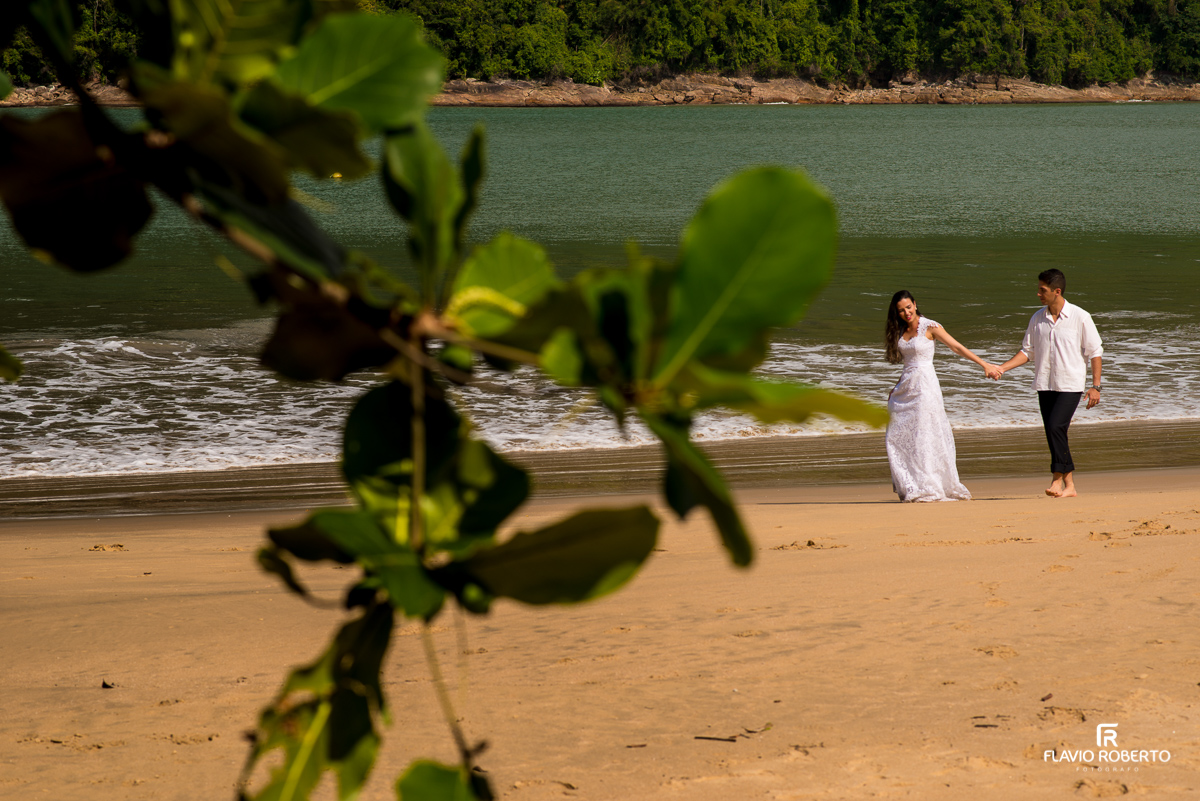 casal de noivos na praia santa rita em ubatuba