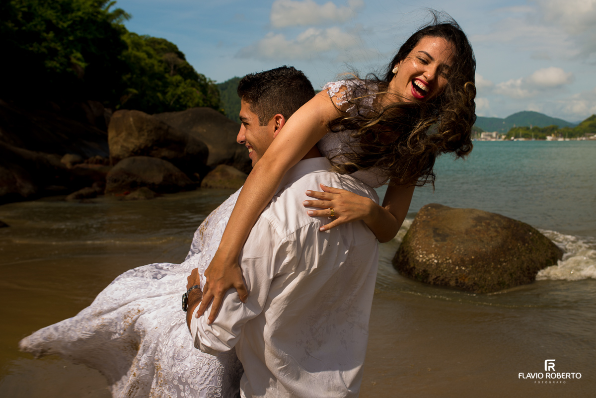 casal de noivos na praia santa rita em ubatuba